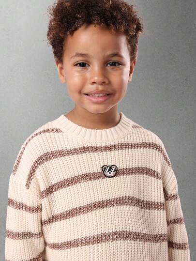 SUMWON 针织毛衣，横条纹徽章细节圆领冬季套头衫，舒适休闲罗纹儿童针织节日季节套头衫