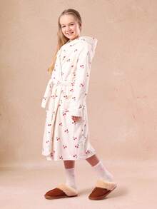 SUMWON 樱桃印花毛绒浴袍 女童连帽浴袍 舒适冬季睡衣 长袖家居服 柔软抓绒 节日礼物 女童浴袍 女童家居服 樱桃图案 女童服装 儿童SPA浴袍套装 女童雨衣 适合秋季休闲度假 - 白色 - 查看 1