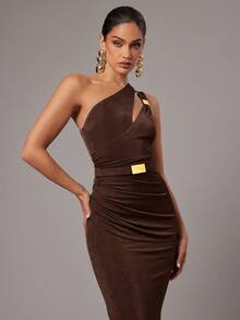 Silquee 女士优雅时尚简约纯色镂空单肩金属装饰褶皱修身连衣裙，婚礼宾客礼服 - 咖啡棕 - 查看 3