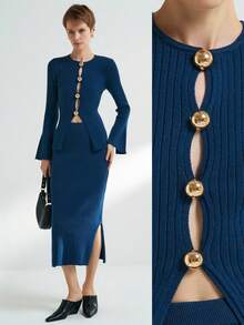 Airaco Bộ áo len cổ tròn tay dài cài nút kim loại màu trơn và chân váy xẻ tà thanh lịch dành cho nữ - Xanh đậm - Xem 1