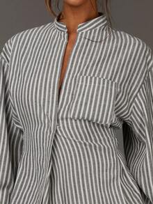 Athîral 女士灰白竖条纹立领衬衫 | 落肩设计，收腰剪裁，打造优雅的办公及活动造型（面试/校园/约会）竖条纹，立领，修身衬衫，职场时尚，女士秋季/冬季 - 彩色 - 查看 3