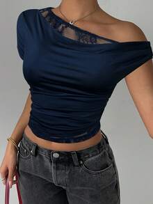 Siren Gaze 女式夏季露肩拼接宽松领口蕾丝边不对称短袖 T 恤 - 藏蓝色 - 查看 3