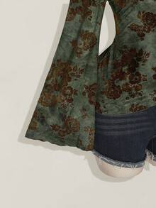 SHEIN ICON Camiseta de moda con mangas acampanadas, estampado floral y cruzado, de jacquard verde retro con efecto flockado, para mujer de talla grande