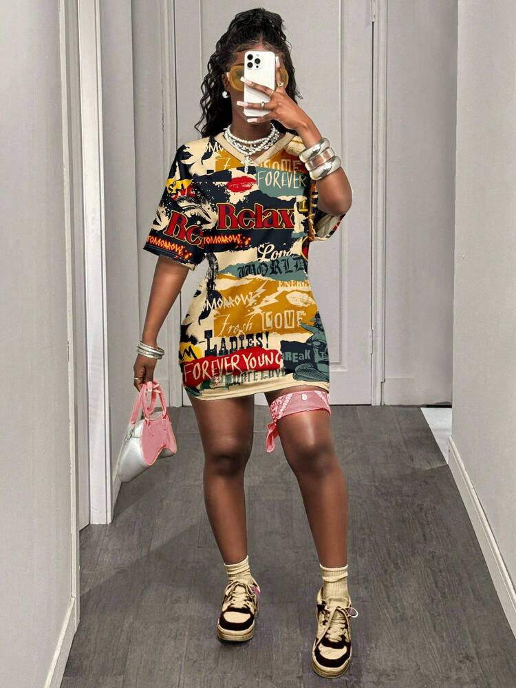 Slaydiva Vestido Mini Decote em V/Roupas de Verão para Mulheres/Roupas de Outono para Mulheres/Vestido Mini de Malha Casual e Simples/Roupas Y2K/Streetwear/Roupa para Sair/Gráfico de Pôster Vintage - Multicolorido - Visão 3