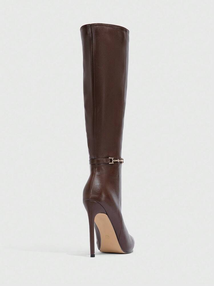 CUCCOO SZL Botas Cano Alto Femininas Versáteis com Fivela Metálica Decorativa, Bico Fino, Salto Agulha, Zíper Lateral, Adequadas para Natal, Festa de Ano Novo, Encontros à Noite, Uso Casual na Primavera - Café - Visão 4