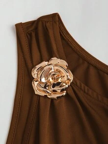 Sweetra Vestido ajustado con cuello asimétrico anudado, decoración floral de metal, volantes multicapa y pliegues en el bajo para mujer, de moda para el verano - Marrón Mocha - Ver 4