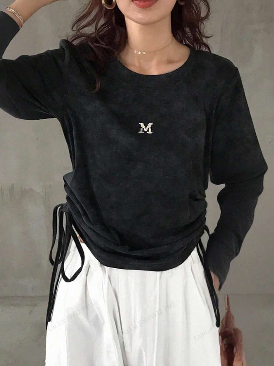 FRIFUL Camiseta de manga larga holgada y versátil de cuello redondo con estampado de teñido anudado en gris oscuro, decoración de letra metálica, abertura lateral y dobladillo con cordón, para otoño/invierno - Negro - Ver 1
