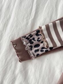 SHEIN 3 件女童秋冬彼得潘领长袖上衣 - 豹纹 + 纯棕色 + 棕白条纹汗衫套装 - 彩色 - 查看 5