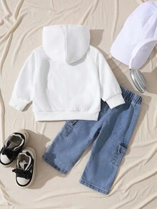 SHEIN Playful Pals 2 件套婴幼儿休闲装，包括 1 件白色连帽针织字母印花长袖运动衫和 1 条蓝色松紧腰口袋牛仔裤，适合休闲、运动装、日常穿着、外出、旅行，适合 6 个月至 2-3 岁儿童 - 彩色 - 查看 3