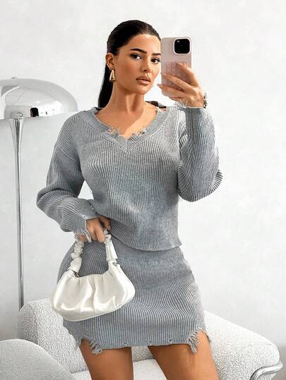 Sirith 2 piezas Conjunto de suéter para mujer - Suéter de cuello en V profundo de manga larga gris y minifalda con dobladillo con flecos desgastados, elegante y sexy estilo minimalista de moda callejera