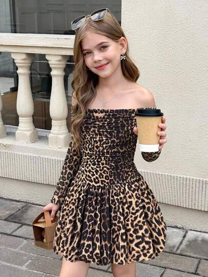 SHEIN Vestido casual mini de manga larga con hombros descubiertos y estampado completo de leopardo para niñas preadolescentes, adecuado para el regreso a la escuela y uso diario