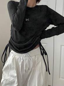 FRIFUL Camiseta de manga larga holgada y versátil de cuello redondo con estampado de teñido anudado en gris oscuro, decoración de letra metálica, abertura lateral y dobladillo con cordón, para otoño/invierno - Negro - Ver 3