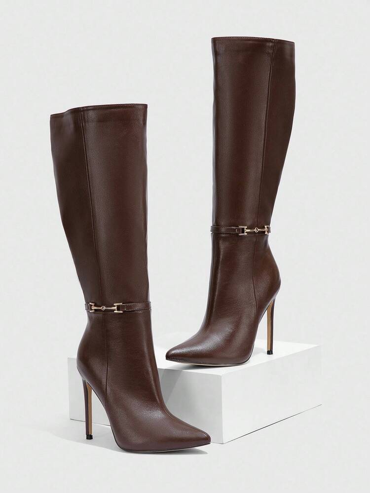 CUCCOO SZL Botas Cano Alto Femininas Versáteis com Fivela Metálica Decorativa, Bico Fino, Salto Agulha, Zíper Lateral, Adequadas para Natal, Festa de Ano Novo, Encontros à Noite, Uso Casual na Primavera - Café - Visão 3