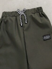 SHEIN 2 件套年轻男孩时尚白色运动衫搭配橄榄绿色裤子，胸前有绿色印花，面料柔软，穿着舒适，适合春秋季节，百搭，上学，外出，必备套装 - 軍綠色 - 查看 6