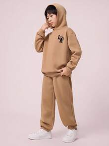 Conjunto de 2 peças de moletom com capuz e calça de moletom com estampa de letras gráficas, casual e versátil para meninos, para o dia a dia, e calça de moletom com caimento relaxado, adequado para deslocamento diário, escola, casual, férias, esportes, outono/inverno - Caqui - Ver 1