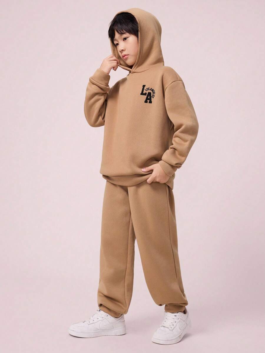 Conjunto de 2 peças de moletom com capuz e calça de moletom com estampa de letras gráficas, casual e versátil para meninos, para o dia a dia, e calça de moletom com caimento relaxado, adequado para deslocamento diário, escola, casual, férias, esportes, outono/inverno - Caqui - Ver 1