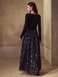 MOTF PREMIUM VESTIDO LARGO CON CUELLO EN V, DETALLES DE PEDRERÍA Y PATRÓN FLORAL DE LENTEJUELAS EN CONTRASTE - Negro - Ver 3