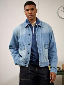 RivetRise Chaqueta vaquera azul lavada para hombres con detalles de diseño, bolsillos con solapa simétricos prácticos, corte holgado casual, adecuada para primavera y otoño - Azul - Ver 6