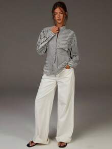 Athîral 女士灰白竖条纹立领衬衫 | 落肩设计，收腰剪裁，打造优雅的办公及活动造型（面试/校园/约会）竖条纹，立领，修身衬衫，职场时尚，女士秋季/冬季 - 彩色 - 查看 2