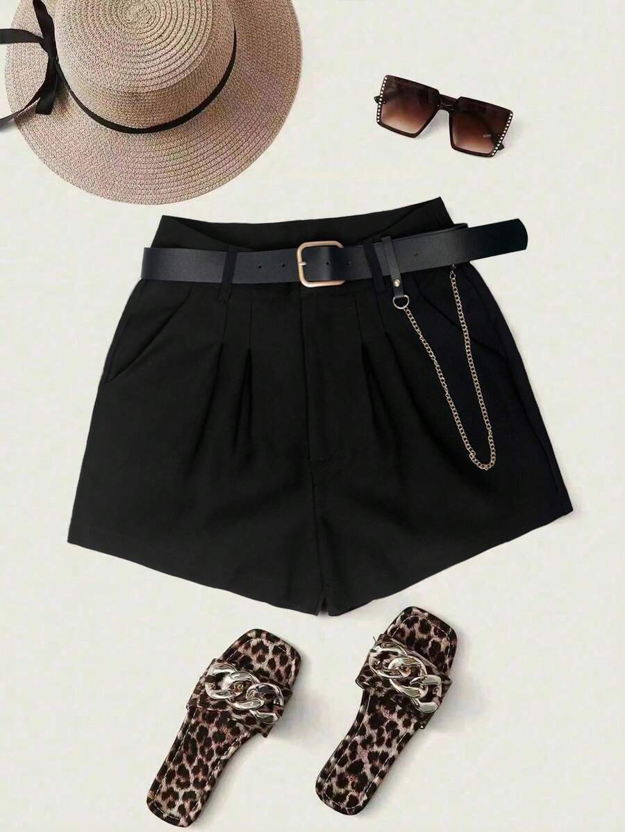 SHEIN Essnce شورت بحزام تجاعيد مطوية مع سلسلة