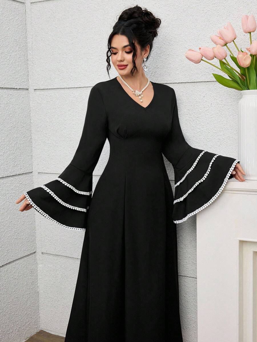 Al Najma Svart damklänning med vävd kontrastfärg och volang i midjan och plisserad A-linje - Svart - Visa 1