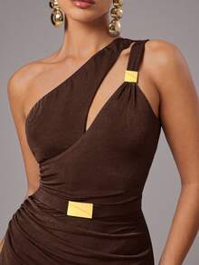 Silquee 女士优雅时尚简约纯色镂空单肩金属装饰褶皱修身连衣裙，婚礼宾客礼服 - 咖啡棕 - 查看 6