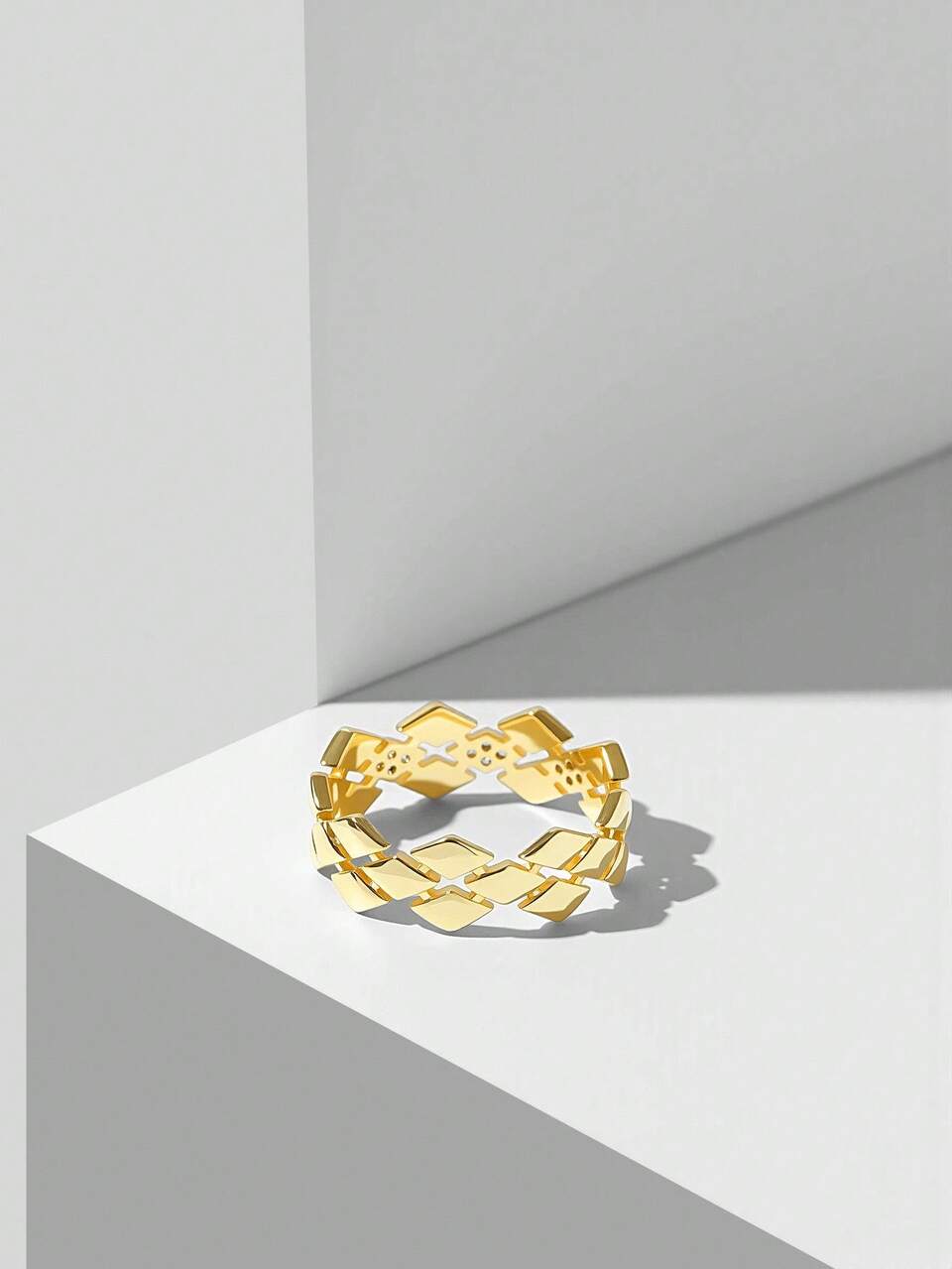18K GOLD PLATED VINTAGE RING WITH RHINESTONES