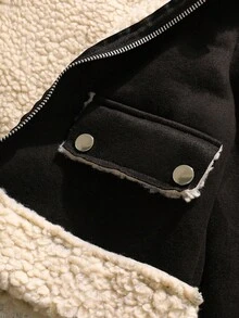 年轻女孩黑色仿麂皮羊毛复合夹克，采用柔软的麂皮羊毛复合纹理，衣领、下摆和袖口处饰有奶油色羊毛饰边，银色拉链开合，对称仿口袋，圆形纽扣装饰，剪裁剪裁融合了复古与时尚风格，秋冬