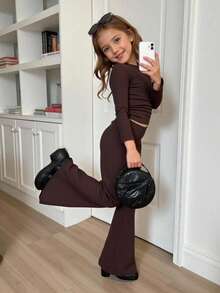 SHEIN 年轻女孩年轻女孩纯咖啡色纹理针织侧褶长袖紧身上衣和喇叭裤两件套，妈妈和女儿和姐妹搭配风格，适合家庭度假、节日、法式、可爱、优雅、甜美、复古和时尚。非常适合休闲、日常穿着和上学日常。适合圣诞节、棕色、万圣节、家庭度假。秋冬 - 咖啡棕 - 查看 3