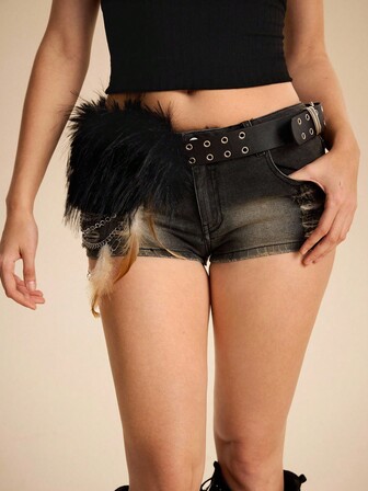 EDITION Shorts di jeans mini a vita bassa con decorazioni in piume, patchwork in PU, stile retrò sexy hippie da festival musicale, in stile Y2K "baddie" per le donne