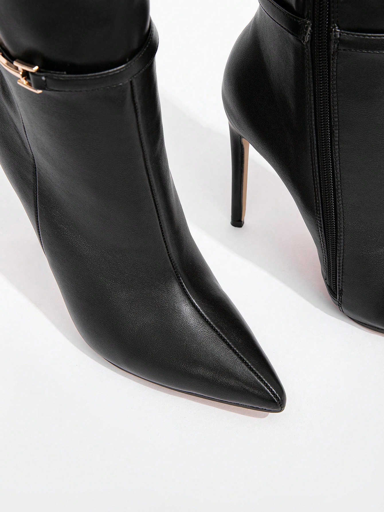 بوت فوق الركبة بكعب رفيع