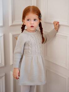 SHEIN Vestido de Tricô para Bebê Menina, Gola Redonda, Manga Raglan, Texturizado, Cintura Elástica, Macio e Elástico, Adequado para Casa, Brincadeiras ao Ar Livre, Outono/Inverno, Cinza Rato - Bege - Visão 6
