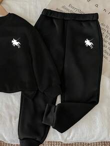 SHEIN 男婴针织柔软休闲经典骑士图案印花圆领套头连帽衫和裤子套装，适合秋冬季 - 黑色 - 查看 5