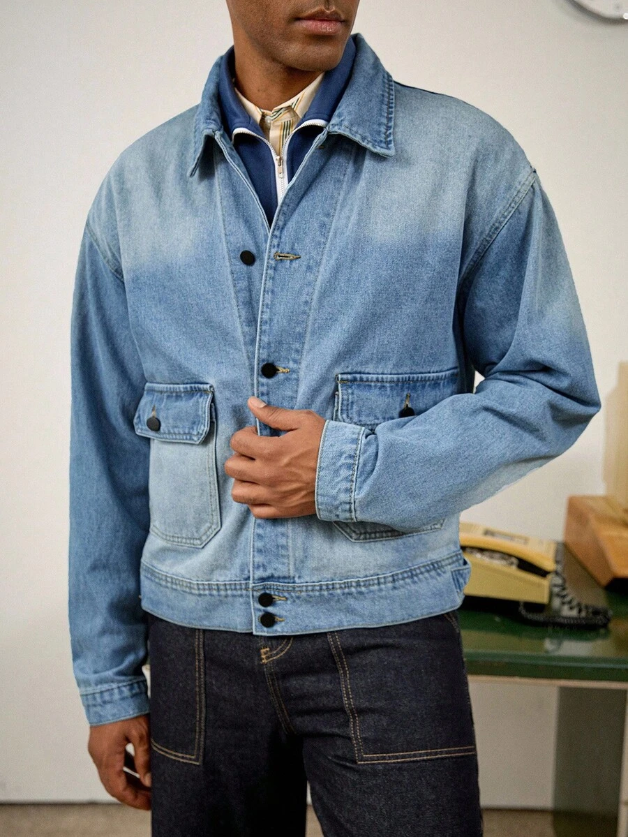 RivetRise Chaqueta vaquera azul lavada para hombres con detalles de diseño, bolsillos con solapa simétricos prácticos, corte holgado casual, adecuada para primavera y otoño - Azul - Ver 1