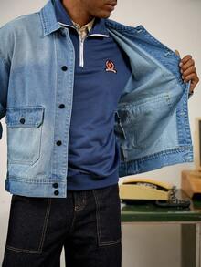 RivetRise Chaqueta vaquera azul lavada para hombres con detalles de diseño, bolsillos con solapa simétricos prácticos, corte holgado casual, adecuada para primavera y otoño - Azul - Ver 7