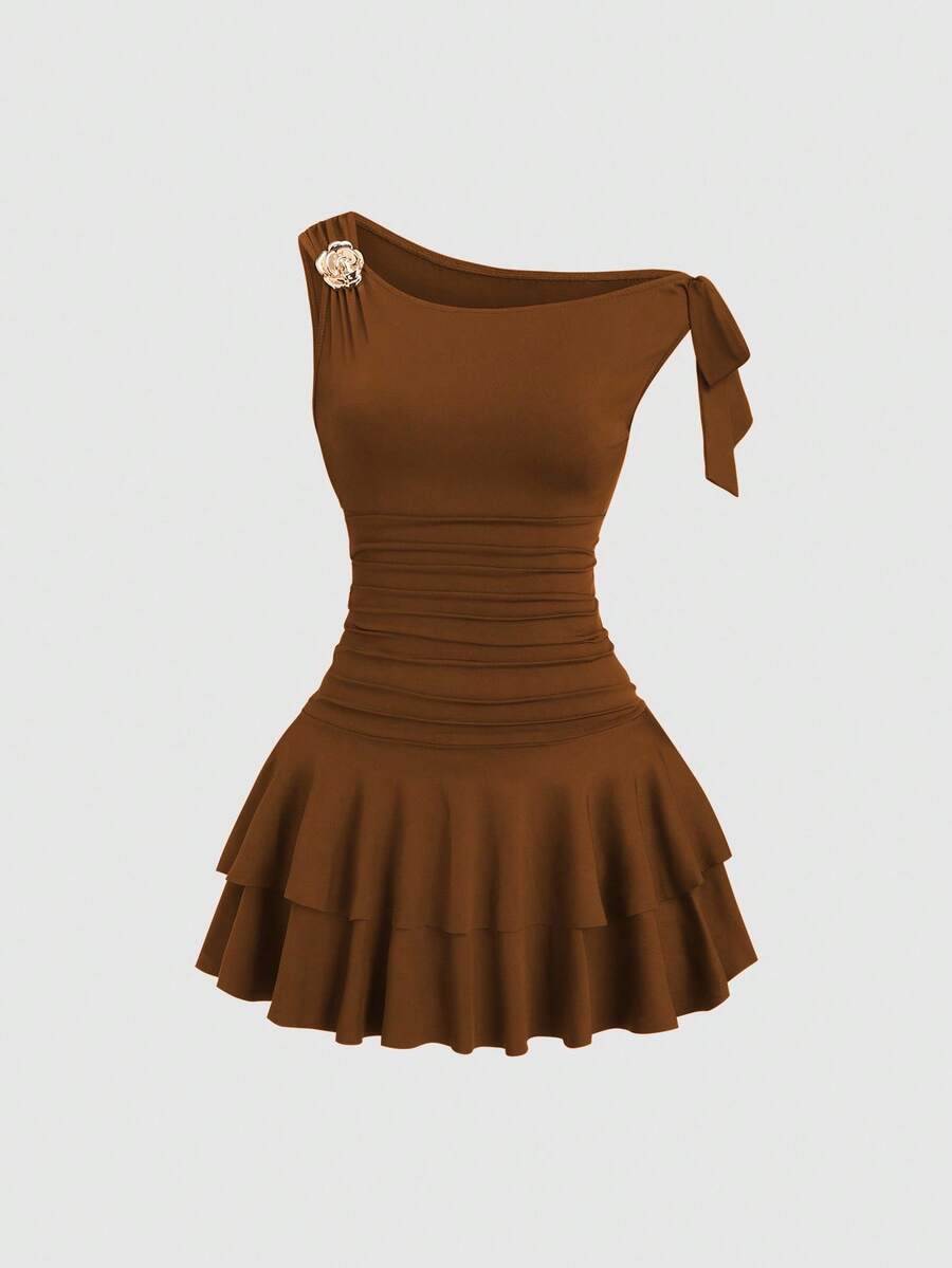 Sweetra Vestido ajustado con cuello asimétrico anudado, decoración floral de metal, volantes multicapa y pliegues en el bajo para mujer, de moda para el verano - Marrón Mocha - Ver 1