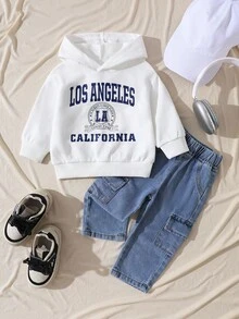 SHEIN Playful Pals 2 件套婴幼儿休闲装，包括 1 件白色连帽针织字母印花长袖运动衫和 1 条蓝色松紧腰口袋牛仔裤，适合休闲、运动装、日常穿着、外出、旅行，适合 6 个月至 2-3 岁儿童 - 彩色 - 查看 2