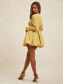 NYA SZN Vestido mini elegante de otoño color amarillo mostaza con manga larga, escote pronunciado y falda abullonada, fluido y modesto, para invitada de boda, brunch, oficina y estilo business casual - Amarillo - Ver 2