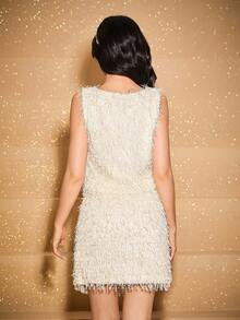 少女纯色毛绒背心和裙子