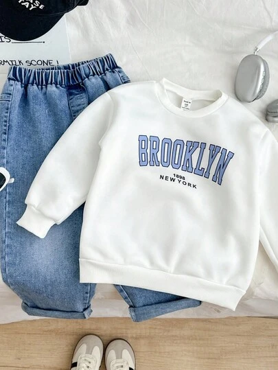 Genkimix Kids 幼儿男童韩版简约英文标语印花羊毛白色连帽运动衫搭配浅蓝色牛仔裤，秋季休闲装