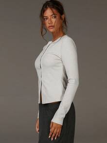 Athîral 女士杏色条纹罗纹针织修身T恤，柔软罗纹面料，修身剪裁，经典圆领，精致横条纹细节，极简缝线，春秋季优雅办公室叠穿必备单品，适合女士秋季、新年及休闲场合穿着。 - 彩色 - 查看 5