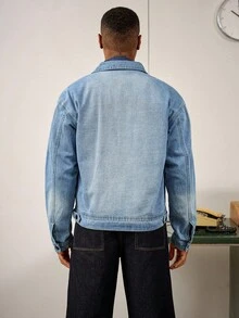 RivetRise Chaqueta vaquera azul lavada para hombres con detalles de diseño, bolsillos con solapa simétricos prácticos, corte holgado casual, adecuada para primavera y otoño - Azul - Ver 2