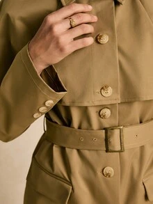 Poéselle 女士披肩式系带风衣 – 卡其色长款防风衣，轻松打造秋春叠穿造型。披肩式风衣，卡其色风衣，女士系带长款风衣，简约外套，低调奢华时尚，秋季必备胶囊衣橱单品。女士纯色口袋纽扣系带长袖风衣，适合冬季和圣诞节穿着。 - 卡其色 - 查看 8