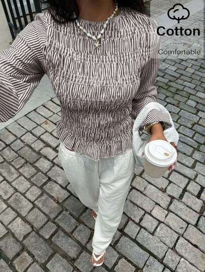 Siren Gaze Randig, volangig blus med rund halsringning och långärmad utsvängd manschett för kvinnor, trendig och mångsidig