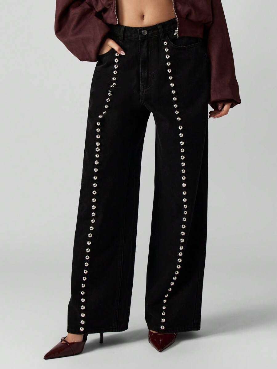 MISSGUIDED جينز ذو قصة واسعة وخصر مرتفع مزين بالمسامير والتفاصيل المعدنية الفضية للنساء موضة الخريف والشتاء