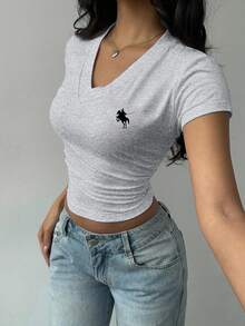 SHEIN BASICS 女式休闲简约马术和击剑标志图案 V 领褶皱 T 恤，适合夏季 - 淺灰色 - 查看 4