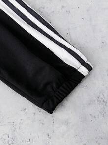 SHEIN Genkimix Kids Conjunto de verano para niño preadolescente con camiseta de manga corta con rayas laterales y pantalón deportivo