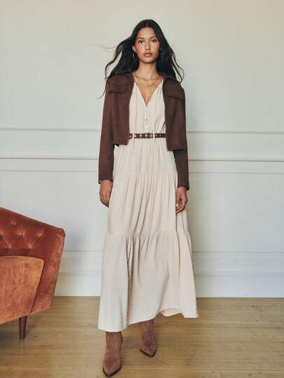 Nöista 飘逸的奶油色长款连衣裙，饰有精致的波点纹理，长袖设计，层叠裙摆。既优雅又舒适，是秋季女士连衣裙、休闲外出或田园风假日装扮的完美之选。