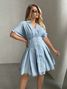 Auralis Vestido midi de mezclilla talla grande con mangas cortas caídas en los hombros y bajo acampanado - Lavado ligero - Ver 3