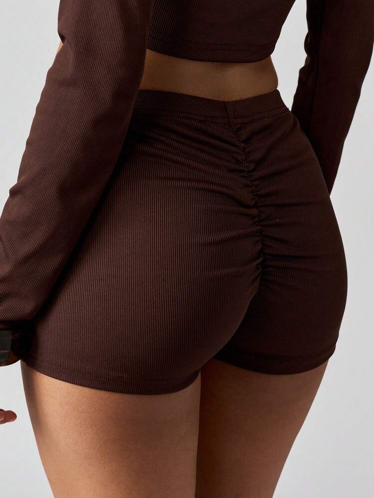 MISSGUIDED リブ編みのボタンダウンクロップトップとホットパンツ